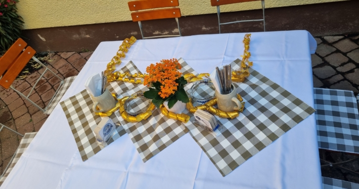 Ein für eine Feier besonders eingedeckter Tisch im Gasthof zur Gemütlichkeit