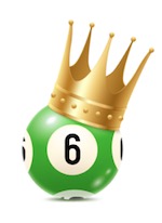 Eine grüne Bingo Kugel mit der Nummer 6 in schwarz auf weißem Grund, auf der Kugel eine goldene Krone