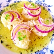 Handkäse mit Musik, also mit Essig, Kümmel und Zwiebeln